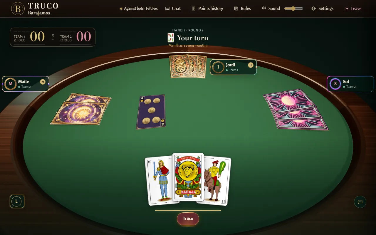 A game of Brazilian truco on Barajamos: the cards on the green cloth, the vira, the four seats and the scoreboard.